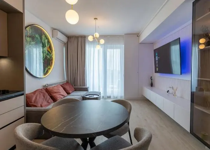 Lara Mamaia 那沃达利