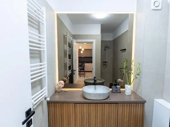 Lara Mamaia * 那沃达利